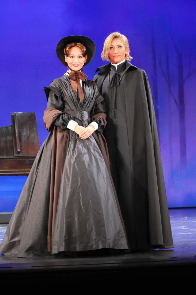 宝塚花組新人公演「巡礼の年」に主演した侑輝大弥（右）とヒロインの星空美咲