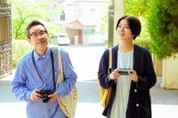 　「名建築で昼食を　大阪編」 に出演する田口トモロヲ（左）と池田エライザ（Ｃ）テレビ大阪