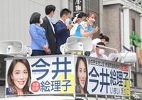 街宣車の上から演説を行った今井絵理子議員＝東京・新橋駅前のＳＬ広場（撮影・堀内翔）