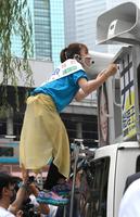 街宣車の上に登る今井絵理子議員＝東京・新橋駅前のＳＬ広場（撮影・堀内翔）