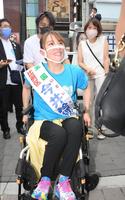 街頭演説を終えて車椅子に乗って、あいさつをする今井絵理子議員。後方左は息子の礼夢さん＝東京・新橋駅前のＳＬ広場（撮影・堀内翔）