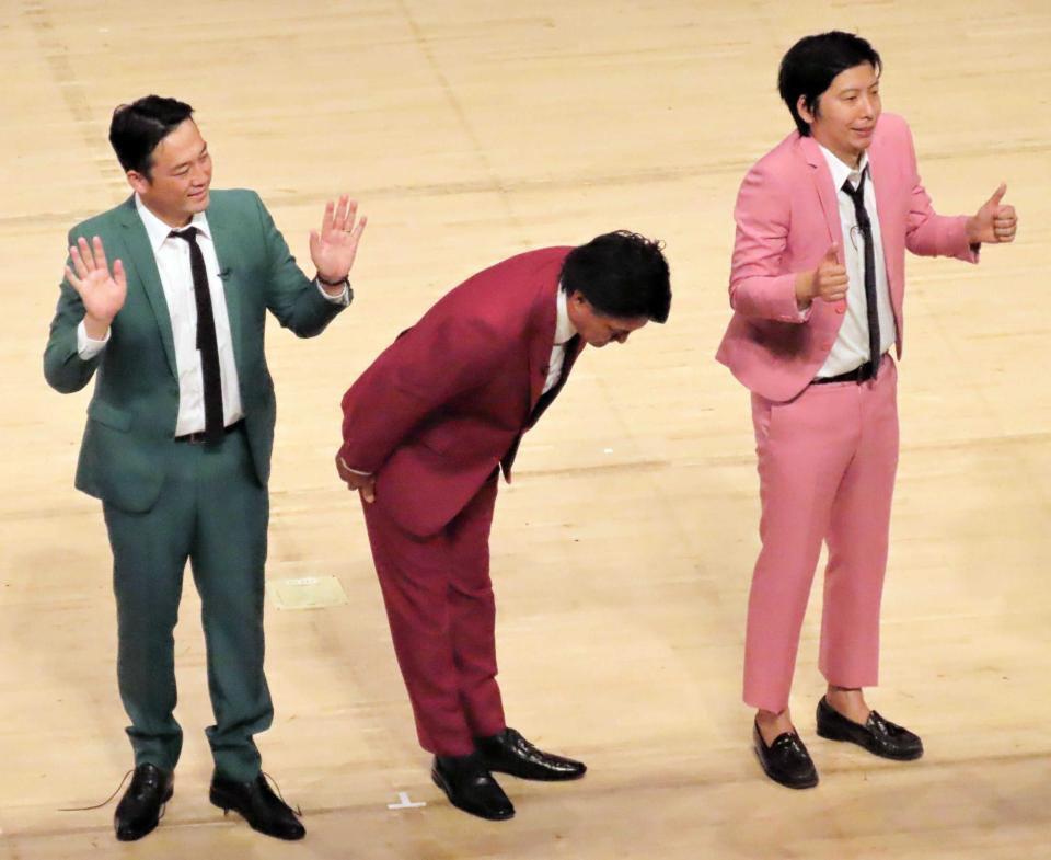 　復帰ライブで頭を下げる天竺鼠の瀬下豊（中央）