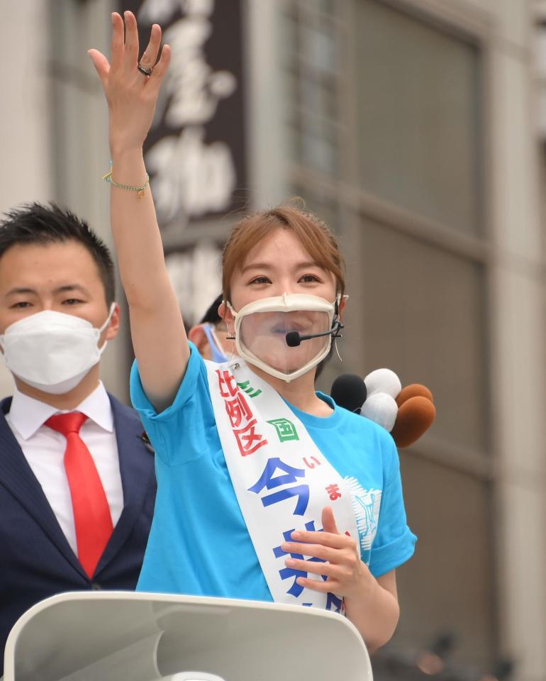 参院選街頭演説を行った今井絵理子議員＝東京・新橋駅前のＳＬ広場（撮影・堀内翔）