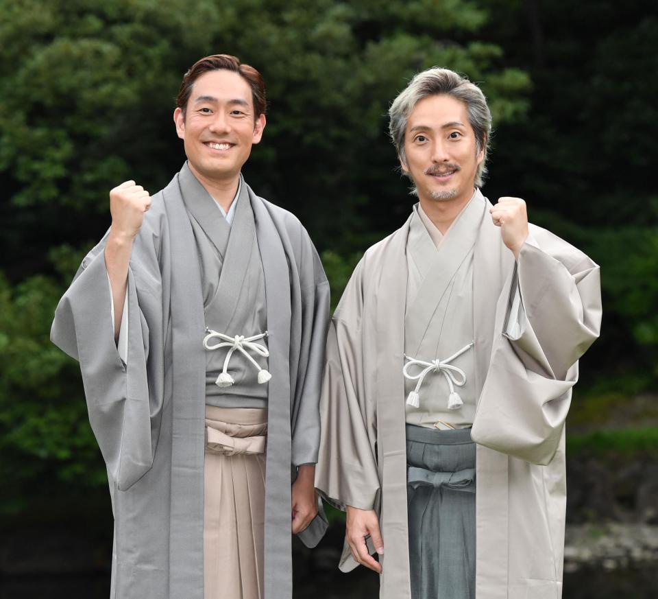 　ガッツポーズで気合を入れる中村勘九郎（左）と中村七之助（撮影・西岡正）