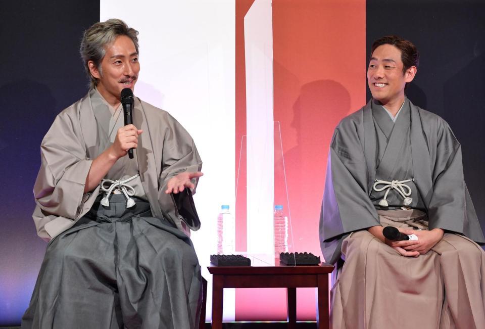 　公演に向けて抱負を語る中村七之助（左）と中村勘九郎＝東京・浅草寺伝法院（撮影・西岡正）