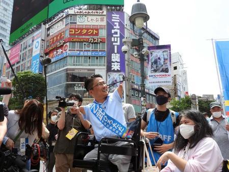 　東京・渋谷のスクランブル交差点付近を電動車いすで練り歩く