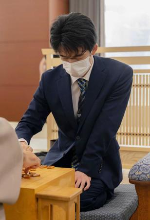 　名人戦Ａ級順位戦１回戦の対局に臨む藤井聡太竜王＝名古屋将棋対局場（日本将棋連盟提供）