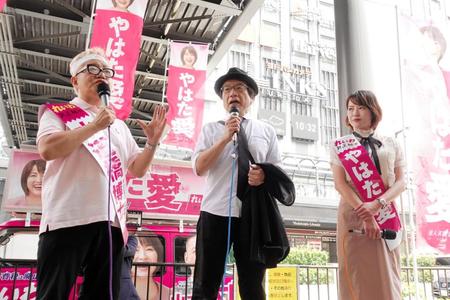 　演説する（左から）水道橋博士氏、竹内義和氏、八幡愛氏