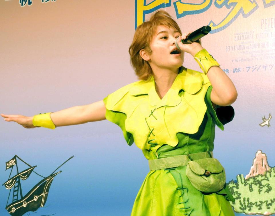 　ピーター・パンの役衣装で歌唱する吉柳咲良