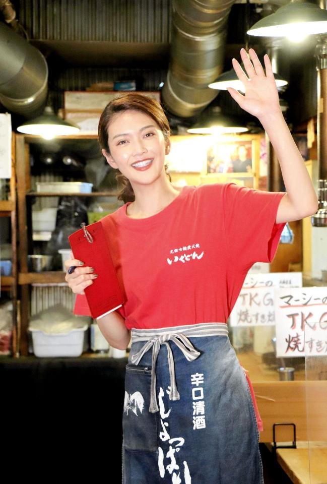 　Ｔシャツ前掛け姿で初舞台に臨む田中道子