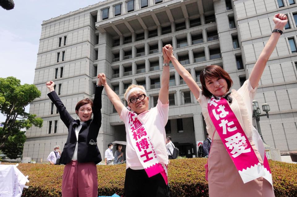 大阪市役所庁舎前で演説した（左から）大石晃子氏、水道橋博士氏、八幡愛氏