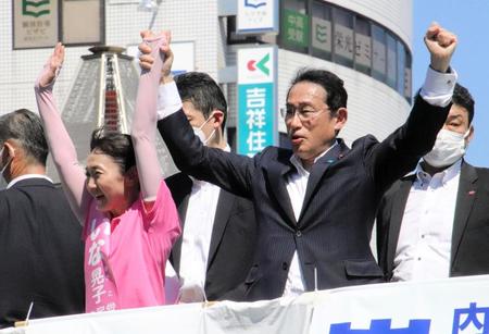 　岸田文雄首相（右）から応援を受けた生稲晃子