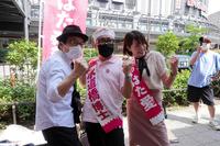 　街頭演説会に駆けつけた竹内義和氏（左）と、水道橋博士氏（中央）、八幡愛氏