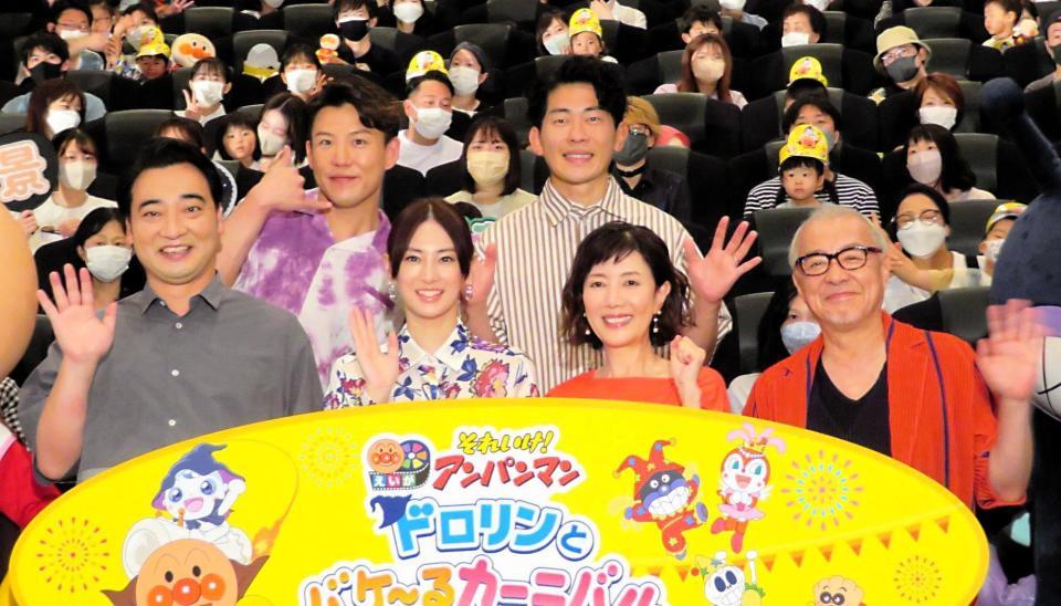　舞台あいさつした（下段左から）斉藤慎二、北川景子、戸田恵子、中尾隆聖（上段左から）おたけ、太田博久