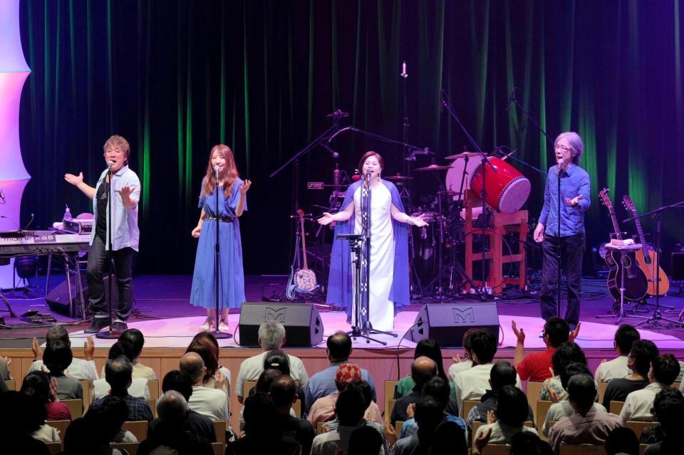 　バンドのメンバーも参加してニューアルバムの収録曲「波照間ブル」を歌う夏川りみ（左から３人目）