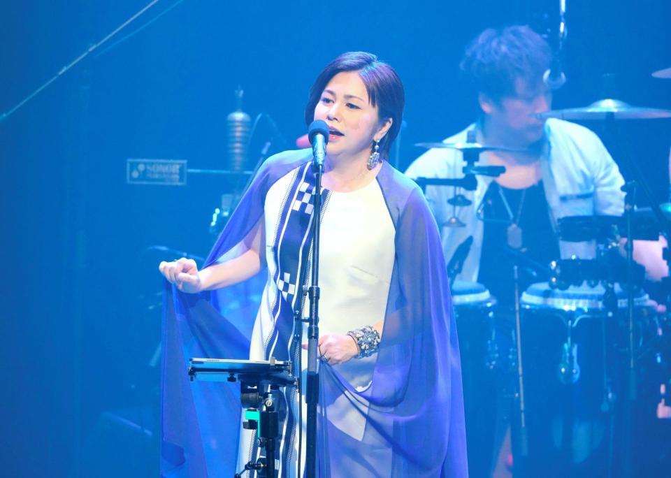 　沖縄民謡を披露する夏川りみ
