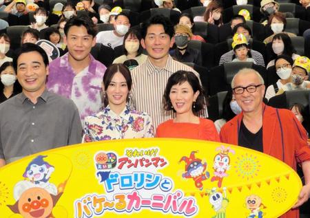 　舞台あいさつした（下段左から）斉藤慎二、北川景子、戸田恵子、中尾隆聖（上段左から）おたけ、太田博久