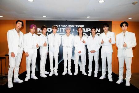 　開演前に会見したＮＣＴ　１２７の（左から）ジャニー、ヘチャン、マーク、ジェヒョン、テヨン、ユウタ、テイル、ジョンウ、ドヨン（撮影・田中聖太郎）