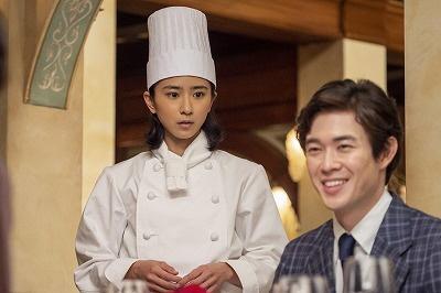 「アッラ・フォンターナ」料理人の暢子（黒島結菜）と、和彦（宮沢氷魚）