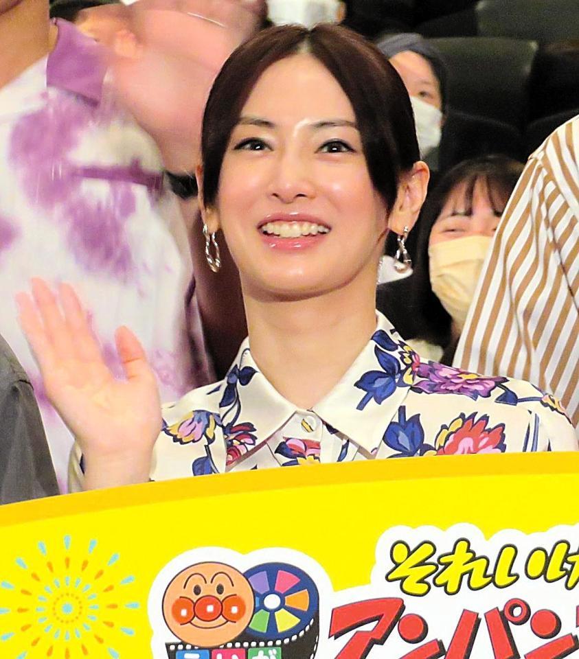 　舞台あいさつに登場した北川景子