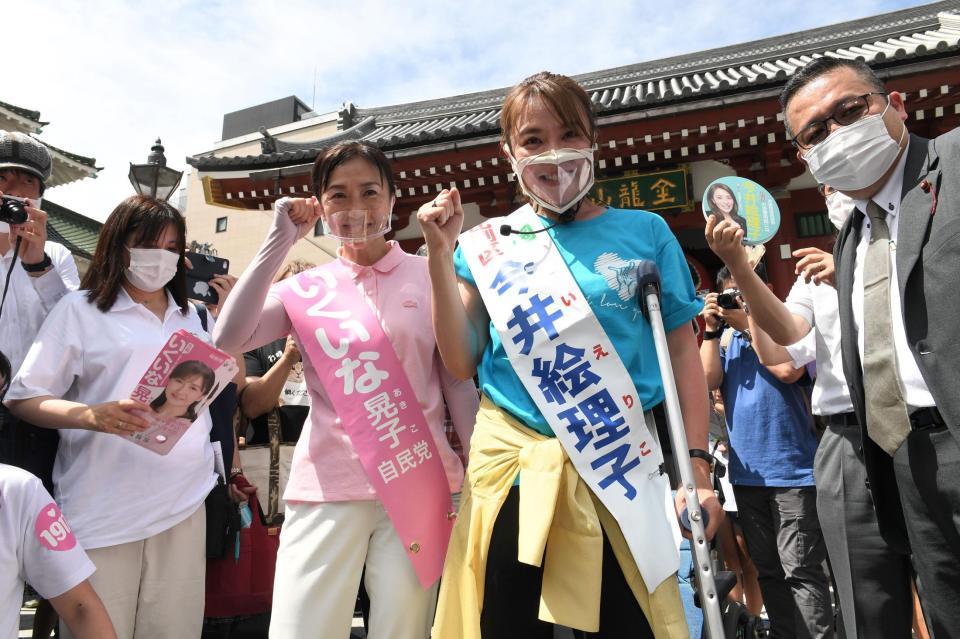 浅草の雷門前で街頭演説を行った生稲晃子氏と今井絵理子氏（撮影・金田祐二）