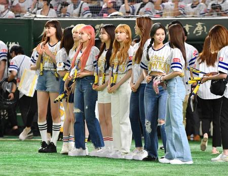 　始球式に登場するＮｉｚｉＵのメンバー