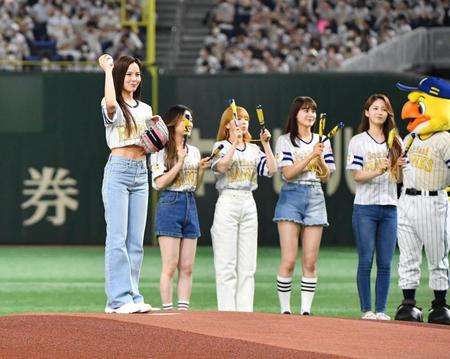 　始球式に登場したＮｉｚｉＵのＭＡＫＯ（左端）