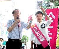 　菅直人元首相（左）と街頭演説を行う辻元清美氏
