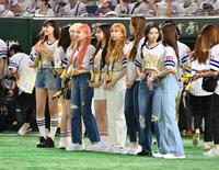 　始球式に登場するＮｉｚｉＵのメンバー