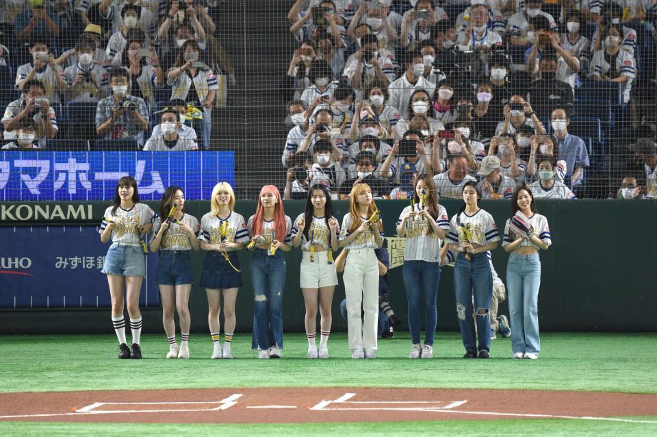 　始球式に登場するＮｉｚｉＵのメンバー