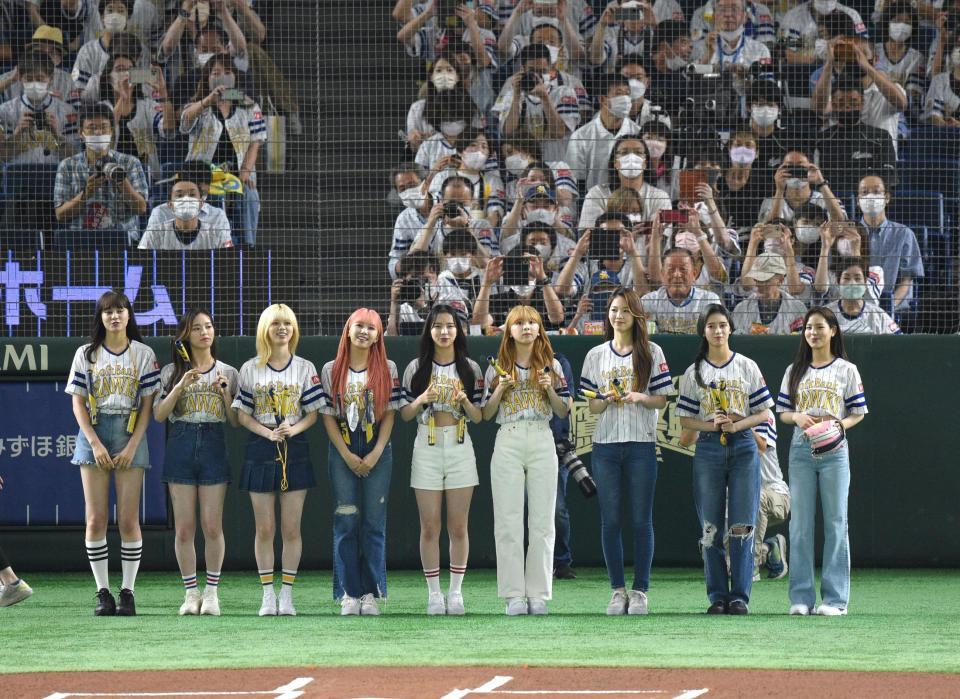 　始球式のセレモニーに登場したＮｉｚｉＵ