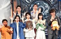 　報道陣のカメラに手を振る（前列左から）サニーマックレンドン、柴崎楓雅、城桧吏、吉村文香、山崎貴監督（後列左から）神木隆之介、新垣結衣（撮影・佐藤厚）