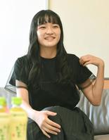 　笑顔でインタビューに答える服部樹咲（撮影・佐藤厚）