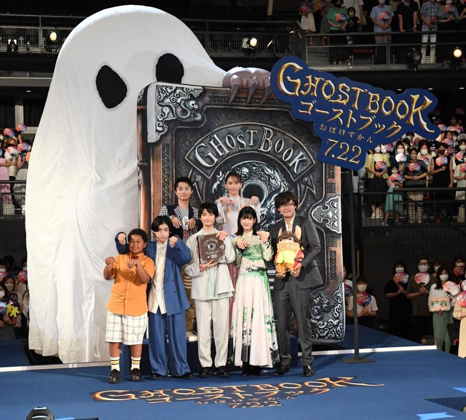 　おばけポーズで写真撮影をする（前列左から）サニーマックレンドン、柴崎楓雅、城桧吏、吉村文香、山崎貴監督（後列左から）神木隆之介、新垣結衣（撮影・佐藤厚）