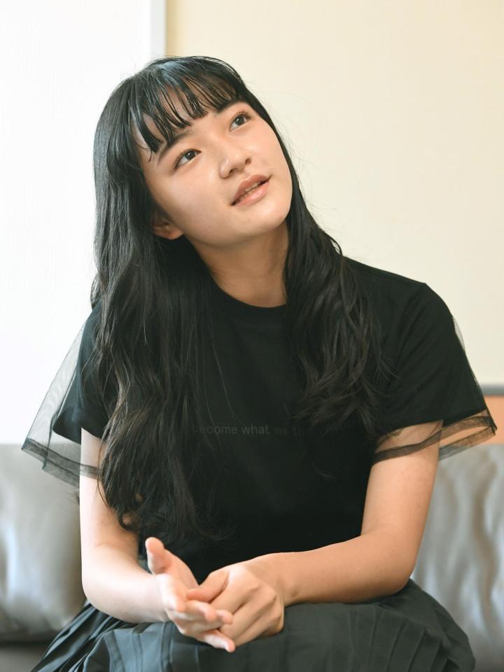 　インタビューに答える服部樹咲（撮影・佐藤厚）