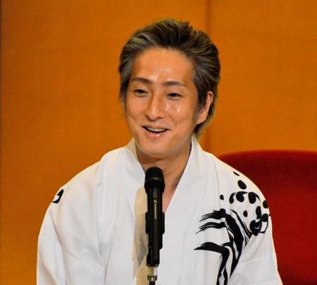 　七月大歌舞伎の式典で挨拶する中村七之助