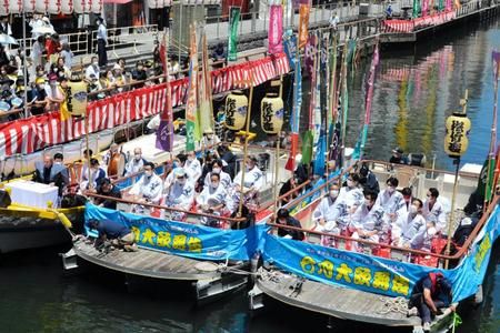 　３年ぶりに開催された恒例の「船乗り込み」で船上から挨拶する中村七之助、松本幸四郎、中村勘九郎ら＝大阪・道頓堀