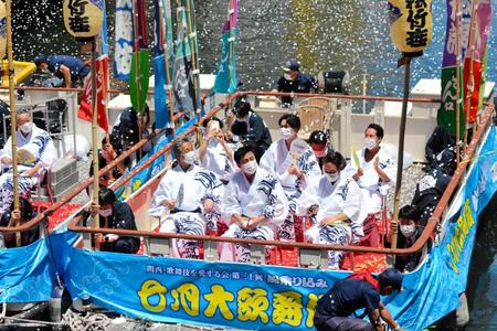 　３年ぶりに開催された恒例の「船乗り込み」で船上から挨拶する（左から）中村七之助、松本幸四郎、中村勘九郎ら＝大阪・道頓堀