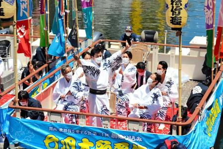 　３年ぶりに開催された恒例の「船乗り込み」で船上から挨拶する（左から）中村七之助、松本幸四郎、中村勘九郎ら＝大阪・道頓堀