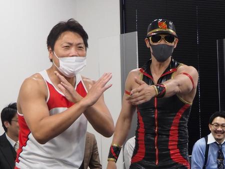 　吉本興業の「目指せ！今年の学園祭　出演回数Ｎｏ．１」発表会に出席し、“筋肉不倫”を問い詰めるレイザーラモンＨＧ（右）と否定する八木真澄＝東京・新宿