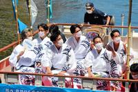 　３年ぶりに開催された恒例の「船乗り込み」で船上から挨拶する（左から）中村七之助、松本幸四郎、中村勘九郎ら＝大阪・道頓堀