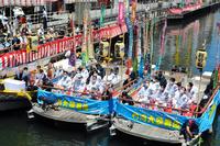 　３年ぶりに開催された恒例の「船乗り込み」で船上から挨拶する中村七之助、松本幸四郎、中村勘九郎ら＝大阪・道頓堀