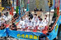 　３年ぶりに開催された恒例の「船乗り込み」で船上から挨拶する（左から）中村七之助、松本幸四郎、中村勘九郎ら＝大阪・道頓堀