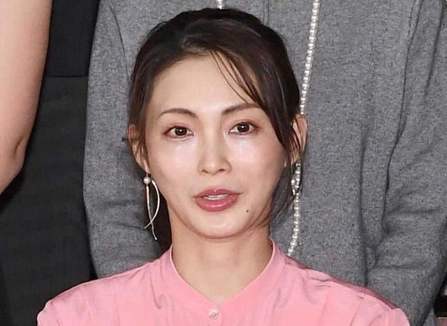 【写真】愛おしすぎる親子ショット　美貌のモデル妻が娘をあやす夫・涌井投手の激レア写真を公開