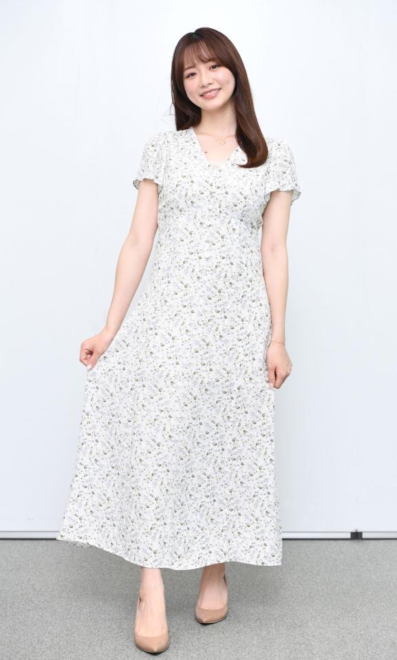 　笑顔でポーズを決める森香澄アナ（撮影・棚橋慶太）