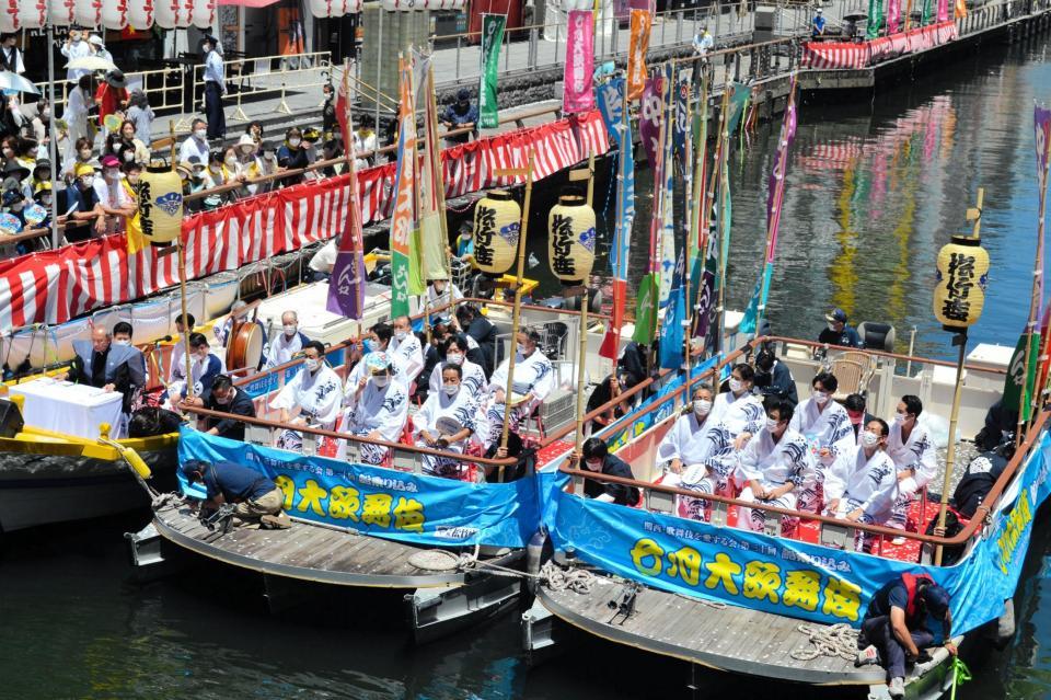 　３年ぶりに開催された恒例の「船乗り込み」で船上から挨拶する中村七之助、松本幸四郎、中村勘九郎ら＝大阪・道頓堀