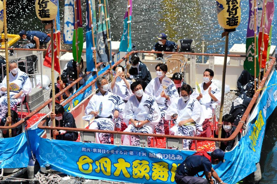 　３年ぶりに開催された恒例の「船乗り込み」で船上から挨拶する（左から）中村七之助、松本幸四郎、中村勘九郎ら＝大阪・道頓堀