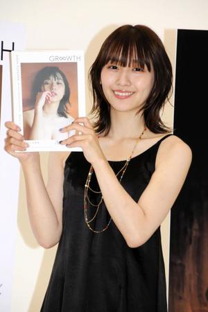 　１０年分の成長を写真集に込めた浅川梨奈＝東京・神田