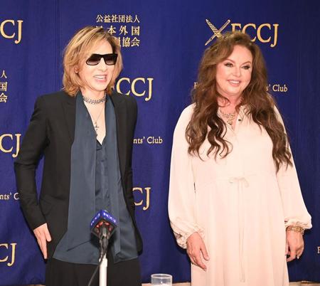 　記者会見に登場したＹＯＳＨＩＫＩ（左）とサラ・ブライトマン＝東京・日本外国人特派員協会（撮影・高石航平）