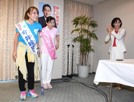 決起大会を終え街頭演説へ向かう今井絵理子氏（左）、生稲晃子氏（中央）を拍手で送り出す丸川珠代参院議員＝東京・自民党本部（撮影・棚橋慶太）